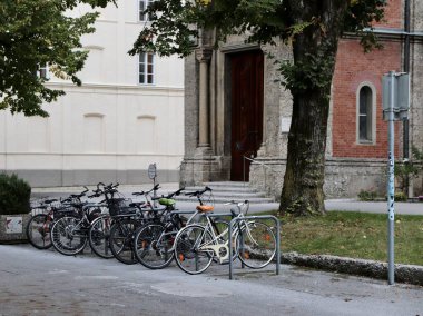 Salzburg, Avusturya - Ekim 12024: Trees ve Walkable Green Space ile çevrili Avrupa Parkı 'nda Tarihi Binalar Aracı Yüksek kalite fotoğraf