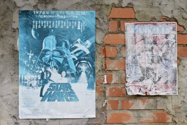 Seul, Güney Kore - 11 Eylül 2019: Kore Ulusal Halk Müzesi 'ndeki Tuğla Duvarda Retro Star Wars ve Solmuş Poster. Yüksek kalite fotoğraf