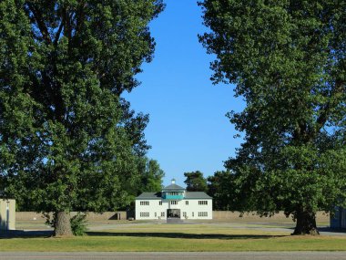 Oranienburg, Almanya - 1 Temmuz 2015: Açık Bir Gün 'de Eski Sachsenhausen Toplama Kampındaki Ağaçlar Tarafından Çerçevelenen Muhafız Kulesi. Yüksek kalite fotoğraf