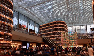 Seul, Güney Kore - 13 Eylül 2019: Seul 'deki Starfield Kütüphanesi CoEX AVM içinde: Çok Katlı Kitaplıklar, Kalabalık Koltuklar, Cam Tavan ve Modern Şehir Alanındaki Yürüyen merdivenler. Yüksek kalite fotoğraf