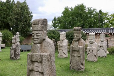 Seul, Güney Kore - 11 Eylül 2019: Geleneksel Kore Taş Heykelleri Kore Halk Müzesi, Gyeongbok Sarayı. Yüksek kalite fotoğraf