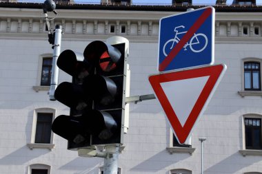 Trafik Işığı ve Bisiklet Kısıtlama İşareti. Şehir Sokağı Kavşağı. Yüksek kalite fotoğraf