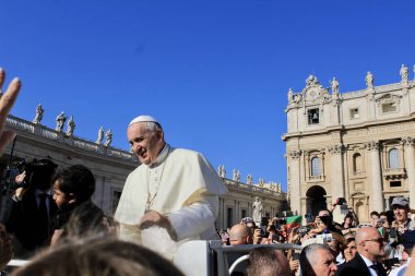 Vatikan Şehri - 5 Eylül 2018: Papa Francis Vatikan 'daki Aziz Peter Meydanı' nda hacıları karşıladı. Yüksek kalite fotoğraf