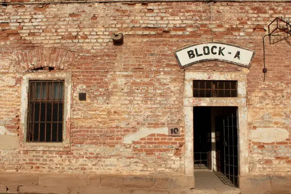 Terezin, Çek Cumhuriyeti - 31 Ocak 2016: Toplama Kampı Bloğu A: Engelli Pencereler ve Kapılı Kırmızılı Kışlanın Dış Görünümü, Nazi Zulmünün Stark Hatırası olarak hizmet veriyor