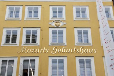 Salzburg, Avusturya - Ekim 12024: Mozart Doğum Yeri Müzesi Salzburg, Avusturya 'da Tarihi Sarı Cephe ve Windows ile birlikte. Yüksek kalite fotoğraf