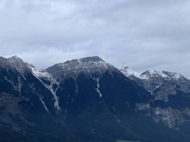 Majestic Mountain Range, Moody Skies 'de Bulutlu Bulutlarla kaplı. Tirol, Avusturya. Yüksek kalite fotoğraf