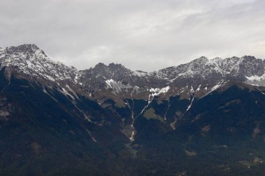 Majestic Mountain Range, Moody Skies 'de Bulutlu Bulutlarla kaplı. Tirol, Avusturya. Yüksek kalite fotoğraf