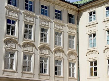 Süslü Pervazlı ve Simetrik Pencereli Barok Biçimli İnşaat Cephesi. Yüksek kalite fotoğraf