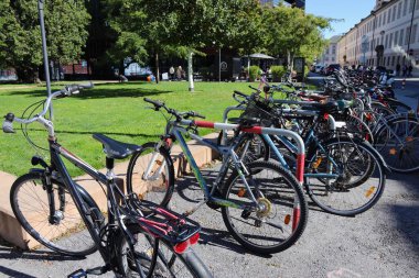Innsbruck, Avusturya - 29 Eylül 2024: Parlak Güneşli Bir Gün 'de Çevresindeki Kalabalık Şehir Parkı' nda Güvenli Bisikletler Sırası. Yüksek kalite fotoğraf