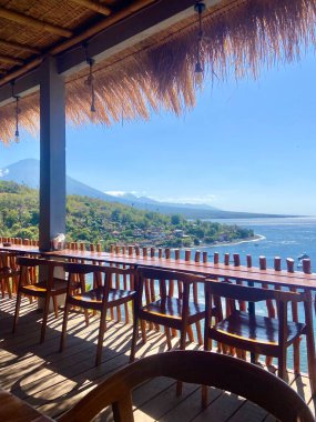 Bali, Endonezya - 10 Ağustos 2024: Agung Dağı manzaralı Okyanus manzaralı Manzaralı Restoran Terası. Yüksek kalite fotoğraf
