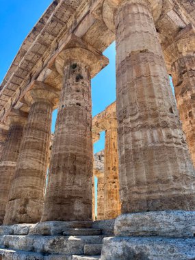 İtalya 'nın Paestum kentindeki Hera Tapınağı' nda Antik Yunan Sütunlarına Düşük Açı, Yakın Bakış. Yüksek kalite fotoğraf