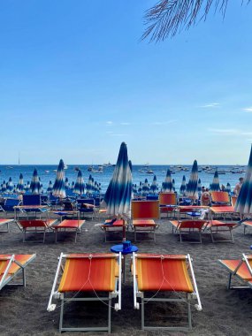 Positano, İtalya - 5 Ağustos 2022: Vibrant Beach Scene with şemsiyeler ve Loungers in Campania, İtalya. Yüksek kalite fotoğraf