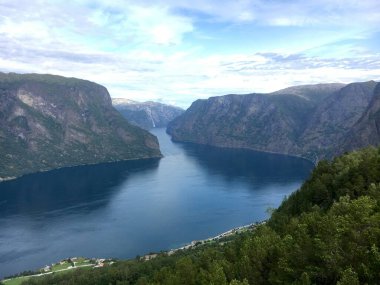Görkemli Dağlar ve Huzurlu Sularla Norveç Aurlandsfjord 'unun Manzarası. Yüksek kalite fotoğraf
