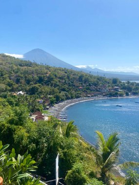 Endonezya 'nın Bali şehrinde Agung Dağı' nın altında güneşli bir günde Amed Plajı 'nın hava görüntüsü. Yüksek kalite fotoğraf