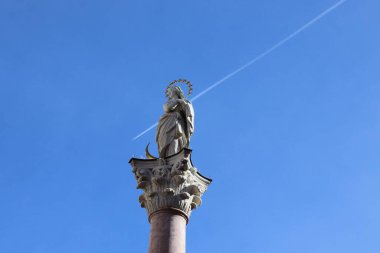 Innsbruck, Avusturya - 29 Eylül 2024: St. Anne 's Column with Virgin Mary Statue Under Clear Blue Sky, Avusturya. Uçak İzli İkonik Dini Anıt. Yüksek kalite fotoğraf