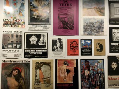 Oslo, Norveç - 19 Temmuz 2019: Edward Munch ve Modernist Posterlerin yer aldığı Sanat Sergisi Duvarı. Yüksek kalite fotoğraf