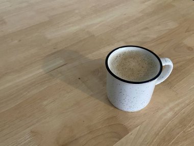 Kırsal Benekli Kupa Köpüklü Kahve Tahta Masa 'da. Yüksek kalite fotoğraf