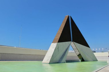 Lizbon, Portekiz - 15 Ağustos 2016: Lizbon 'daki Denizaşırı Savaşçılar Anıtı. Portekizce: Monumento aos Fighbatentes do Ultramar. Açık Yaz Günü. Portekiz Askerliği onuruna. Yüksek