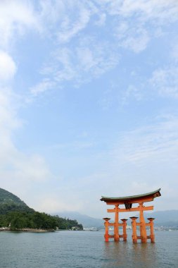 Miyajima, Japonya - 23 Temmuz 2017: Sakin Sulardaki Torii Tapınağı. Yüksek kalite fotoğraf