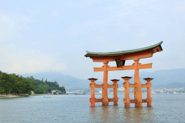 Miyajima, Japonya - 23 Temmuz 2017: Sakin Sulardaki Torii Tapınağı. Yüksek kalite fotoğraf