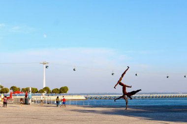 Lizbon, Portekiz - 17 Ağustos 2016: Parque das Nacoes 'daki Tagus Nehri üzerinde heykel ve kablo arabalar. Uluslar Parkı. Yüksek kalite fotoğraf