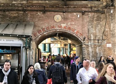 Londra, İngiltere - 9 Eylül 2017: Londra 'da Yeşil Pazara Meşgul Giriş. Şehir Turizmi ve Sokak Piyasa Kültürü. Yüksek kalite fotoğraf