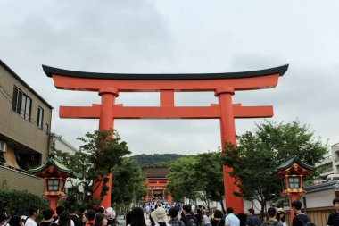 Kyoto, Japonya - 25 Temmuz 2017: Fushimi Inari Tapınağı, Kyoto, Japonya 'nın girişindeki canlı Red Torii Kapısı. Kutsal Shinto Sitesi 'ne giden Iconic Yolu. Yüksek kalite fotoğraf