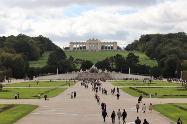 Viyana, Avusturya - 6 Ekim 2024: Schonbrunn Sarayı 'nın genişleyen bahçelerinde gezen ziyaretçiler, Gloriette' e karşı. Yüksek kalite fotoğraf