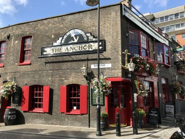 Londra, İngiltere - 10 Eylül 2017: Londra 'daki The Anchor Pub. Parlak Kırmızı Pencereli ve Çiçekli Tarihi İngiliz Pub 'ı. Yüksek kalite fotoğraf