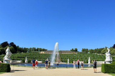 Potsdam, Almanya - 2 Temmuz 2015: Potsdam 'da Açık Bir Gün' de Sanssouci Sarayı ve Bahçe Çeşmesi 'ne hayran turistler. Yüksek kalite fotoğraf