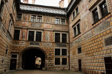 Cesky Krumlov, Çek Cumhuriyeti - 1 Şubat 2016: Cesky Krumlov Kalesi 'nde Frescoes ile Rönesans Meydanı. Yüksek kalite fotoğraf