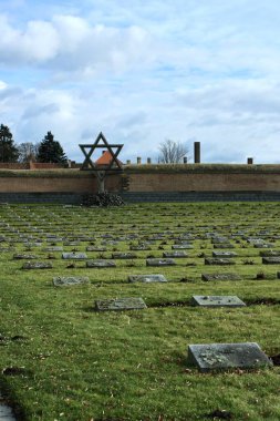 Terezin, Çek Cumhuriyeti - 31 Ocak 2016: Terezin Toplama Kampı 'nda Davut Yıldızı ile Yahudi Mezarlığı Anıtı. Yüksek kalite fotoğraf