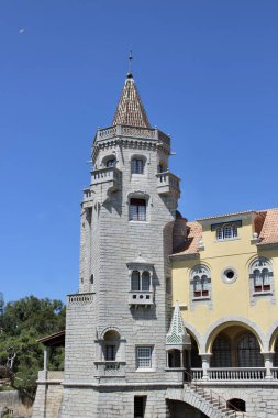 Cascais, Portekiz - 16 Ağustos 2016: Açık Mavi Gök Altında Castro Guimaraes Kontlarının Büyüleyici Taş Kulesi. Yüksek kalite fotoğraf
