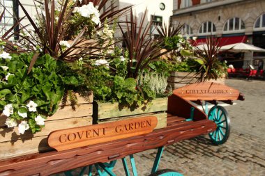 Londra, Birleşik Krallık - 11 Eylül 2017: Covent Garden Market Square, Londra 'da Rustik Çiçek Arabaları, Lush Greenery ve Çiçek Düzenlemeleri ile süslenmiştir. Yüksek kalite fotoğraf