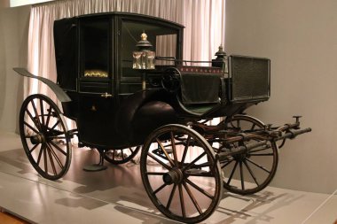 Viyana, Avusturya - 6 Ekim 2024: Avusturya İmparatoriçesi Elisabeth 'in suikasttan önce Cenevre' ye son ziyareti sırasında kullandığı İmparatorluk Aracı. İmparatorluk Nakliye Müzesi 'nde sergileniyor. Yüksek