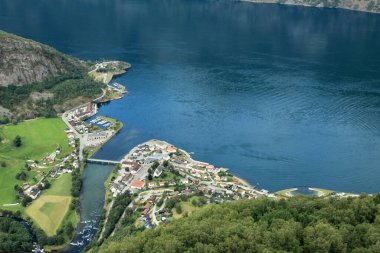 Stegastein 'in Norveç' teki Gudvangen Köyü ve Naeroyfjord 'un manzarası Majestic Dağları ile çevrilidir. Yüksek kalite fotoğraf