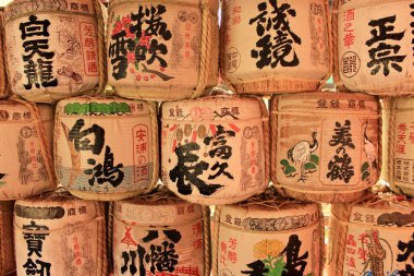 Miyajima, Japonya - 23 Temmuz 2017: Hakutsuru ve Bi no Tsuru Markalarının yer aldığı Dekoratif Kanji Metinleriyle Geleneksel Japon Sake Fıçıları. Yüksek kalite fotoğraf