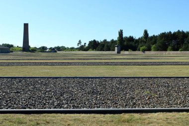 Sachsenhausen Toplama Kampı Anıt Arazileri, Oranienburg. Arka planda anıtsal dikilitaşlı tren rayları ve kule. Yüksek kalite fotoğraf