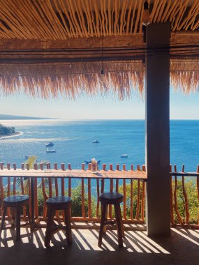 Oceanfront Cafe 'de çarpıcı bir panoramik mavi su ve tekne manzarası var. Yüksek kalite fotoğraf