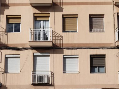 Gün Işığında Kapalı Pencere ve Balkonlu Konut Apartmanı. Yüksek kalite fotoğraf