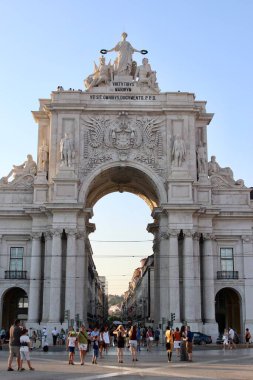 Lizbon, Portekiz - 15 Ağustos 2016: Güneşli bir yaz gününde Büyük Rua Augusta Kemerinin Altında Kalabalık Sokak. Yüksek kalite fotoğraf