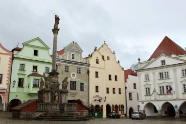 Cesky Krumlov, Çek Cumhuriyeti - 1 Şubat 2016: Cesky Krumlov 'da Barok Marian Sütunu ve Renkli Rönesans Cephesi ile tarihi kent meydanı. Yüksek kalite fotoğraf