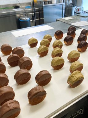 Çikolata ve Pistachio soslu New York Rolls in the Counter of a Professional Kitchen. Yüksek kalite fotoğraf