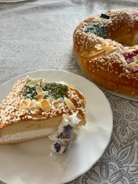 Roscon de Reyes 'in Gizli Şekil İdrarını Açığa Çıkartan Bir Dilimle Yakın Çekimi, Bir Tarafta Yakalandı. Yüksek kalite fotoğraf