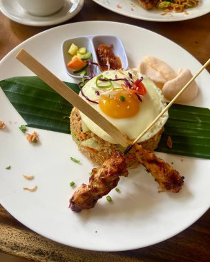 Geleneksel Endonezyalı Nasi Goreng, kızarmış yumurta, Satay Skewers ve Sambal. Yüksek kalite fotoğraf