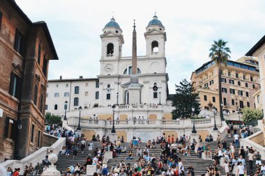 Roma, İtalya - 4 Eylül 2018: Roma 'daki İspanyol Merdivenlerinde Trinita dei Monti Kilisesi ve Tarihi Sallustian Obelisk ile birlikte kalabalık. Yüksek kalite fotoğraf