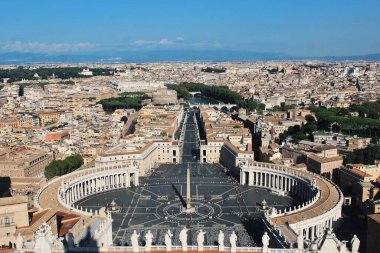 Vatikan Şehri - 5 Eylül 2018: St. Peter Meydanı 'nın Panoramik Hava Manzarası' nda Kolonnades, Obelisk ve Vatikan Şehri açık bir günde Roma Şehri ile çevrilidir. Yüksek kalite fotoğraf