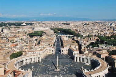 Vatikan Şehri - 5 Eylül 2018: St. Peter Meydanı 'nın Panoramik Hava Manzarası' nda Kolonnades, Obelisk ve Vatikan Şehri açık bir günde Roma Şehri ile çevrilidir. Yüksek kalite fotoğraf
