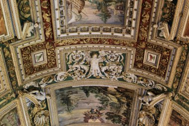 Vatikan Şehri - 5 Eylül 2018: Roma 'daki Vatikan Müzeleri' ndeki Harita Galerisi 'nde Karmaşık Tavan Freskleri ve Altın Stucco. Yüksek kalite fotoğraf