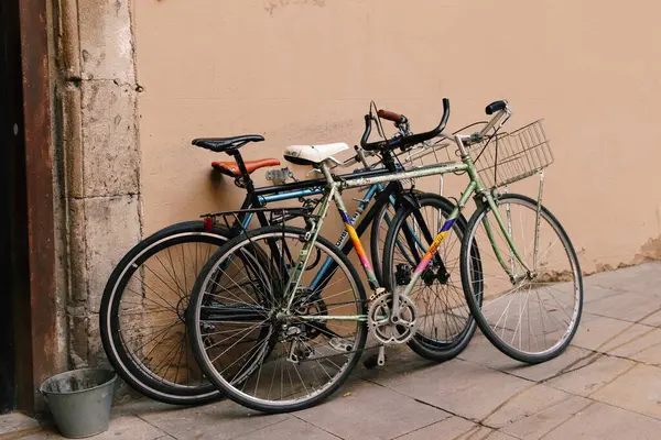 Barselona, İspanya - 15 Mart 2025: Şehrin kırsal bir duvarına parkedilmiş klasik bisikletler. Yüksek kalite fotoğraf